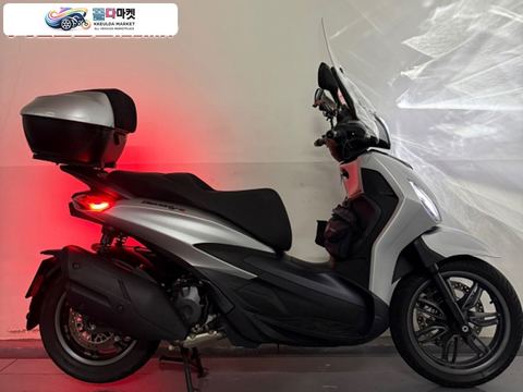 피아지오 비버리 400 S 2023년식 사용검사,이전등록,배송무료 23년식 피아지오 비버리400S 실버색상 1.5만키로 짧은키로수 정품옵션다수차량 판매합니다.