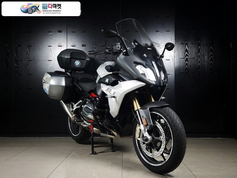 BMW R 1200 RS 2017년식 정품 아크라포빅 슬립온 배기 구변완료 , 정품 삼박스 장착된 최상급 차량