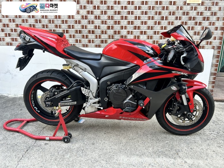 혼다 CBR 600 RR 2008년식 2008년식 cbr600rr 팝니다.