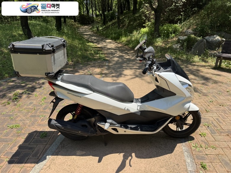 혼다 PCX 125 FI 2018년식 혼다 pcx125 18년식 짧은키로수 화이트컬러 스마트키 냉동차
