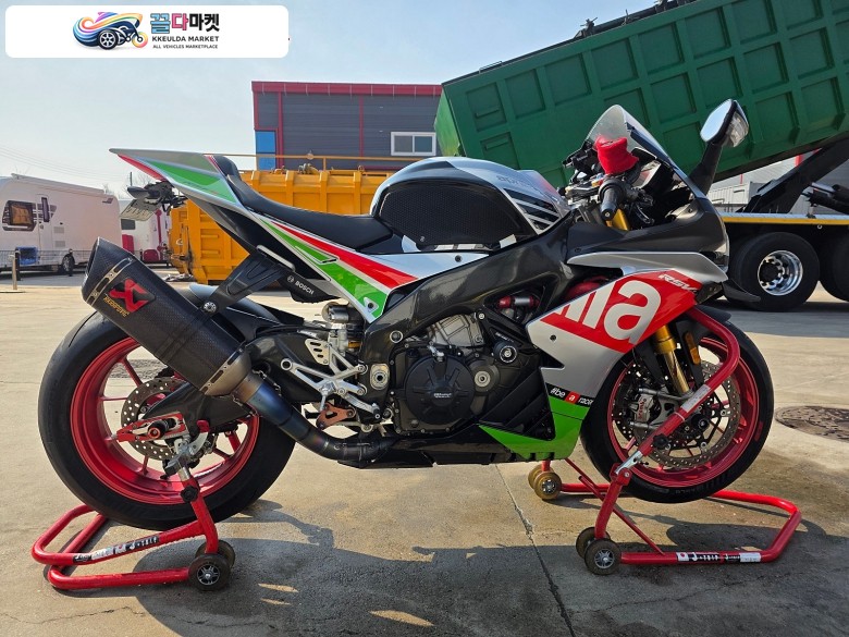 아프릴리아 RSV 4 RF 2017년식 아프릴리아 RSV4 RF 17년식 25년등록 9천키로대 민트급 냉동차 팝니다