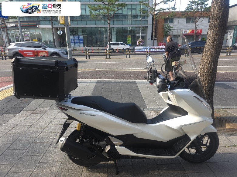 혼다 PCX 125 ABS 2025년식 티바이크 2025년 최상급 컨디션 혼다 더뉴PCX125 ABS 화이트 컬러 배달세팅 판매합니다. -카드-대차-할부-
