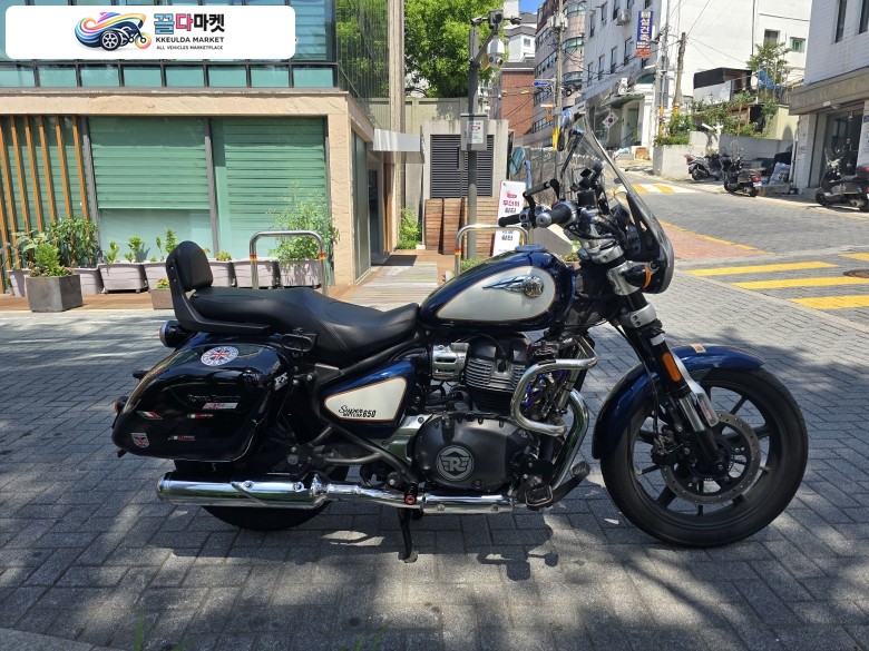 로얄엔필드 슈퍼 메테오 650 2023년식 로얄 엔필드 슈퍼메테오650 관리 잘하고 타던것