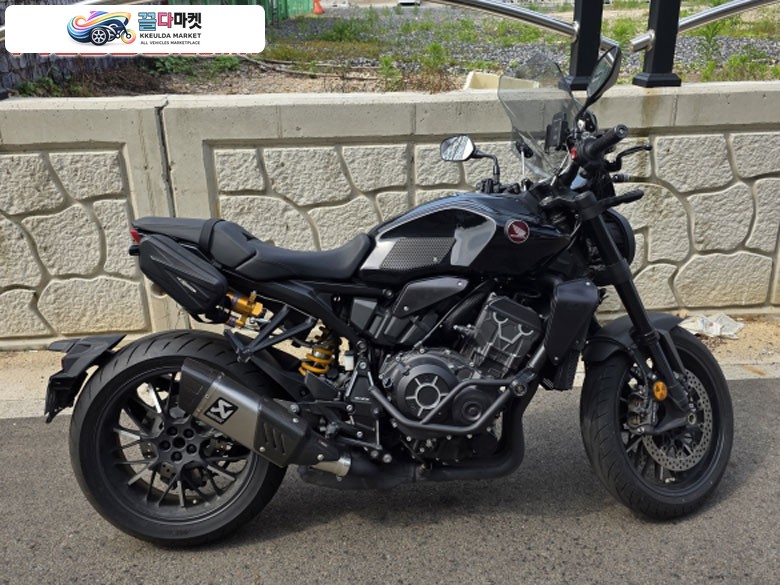 혼다 CB 1000 R 2021년식 혼다 CB1000R 2021년식 블랙에디션 판매(올린즈, 아크라 슬립온 튜닝)