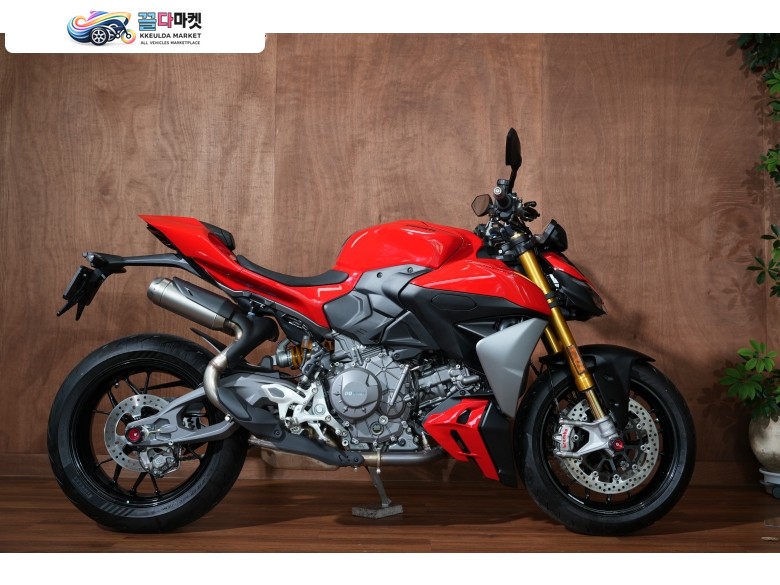 두카티 스트리트파이터 V2 S 2025년식 두카티 / 스트리트파이터v2s / 2025 / 55 KM / 2450만원 / 판매/대차