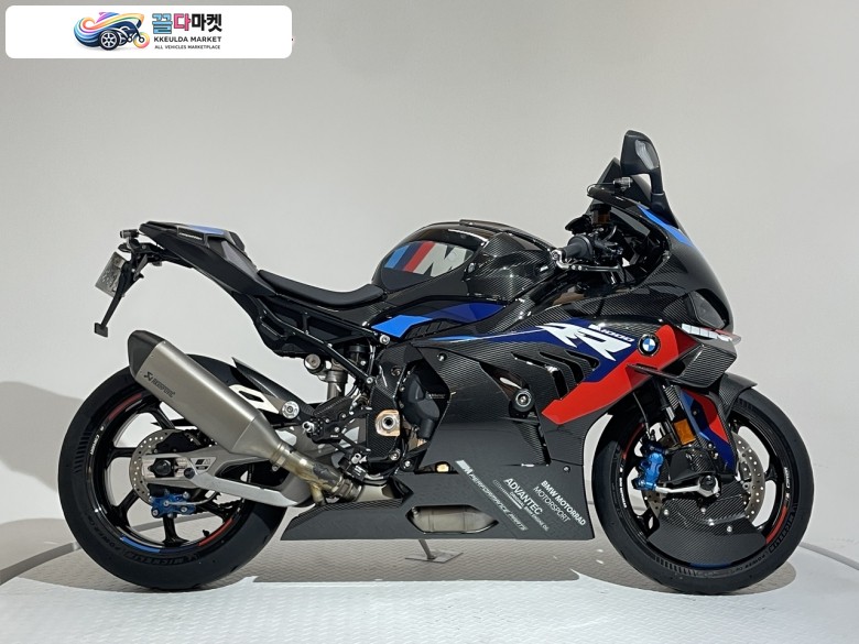 BMW M 1000 RR 2023년식 [바이크스테이션] 위탁판매차량 소모품다수 1인차주 실주행거리4,360KM 정품키2개 보조키1개 텐덤시트보유 텐덤스텝보유 PPF시공 지넷2CH블랙박스 M파츠로우시트 림버거언더카본 풀식스프레임카본 에보텍오일쿨러가드 에보텍라디에이터가드 에보텍프레임슬라이드 포크슬라이드 스윙암슬라이드