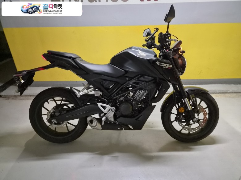 혼다 CB 125 R 2024년식 작년 혼다 매장에서 구입한 관리 잘 된 신차급 무사고 입문용 바이크(혼다 쿠폰 남음)
