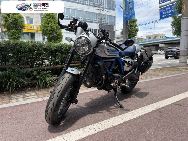 두카티 스크램블러 카페 레이서 2020년식 두카티 스크램블러 카페레이서 20년식 SCRAMBLER CAFE RACER / 803cc 10342km 상태 최상 타이어 체인 오일 교환완료