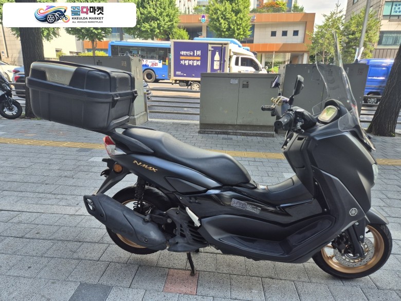 야마하 N 맥스 125 2022년식 적당한 적산거리 유지하고 있는 22년식 야마하 NMAX125ABS (무광 녹색) 판매 합니다.