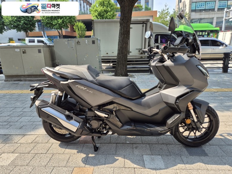 혼다 ADV 350 2022년식 깔끔한 외관상태와 적당한 적산거리 유지하고 있는 24년식 혼다 ADV-350 인기컬러 무광 그레이 판매 합니다. (사전검사 결격사유 없습니다.)