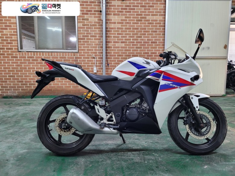 혼다 CBR 125 R 2012년식 혼다 CBR125R 12년 1.4만km 건담 125cc 입문용 짧은키로수 169만원