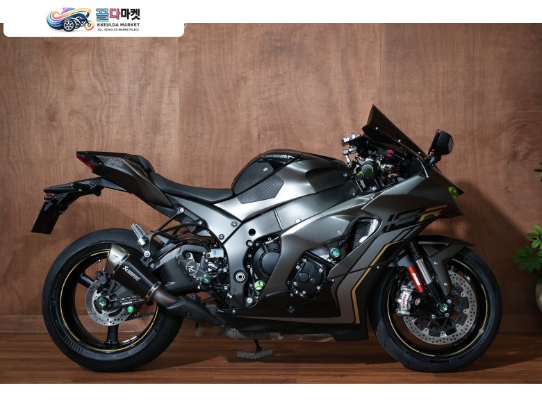 가와사키 닌자 10 R ABS 2023년식 가와사키 / 닌자 zx-10r / 2023 / 18,000 KM / 1인신조 판매/대차