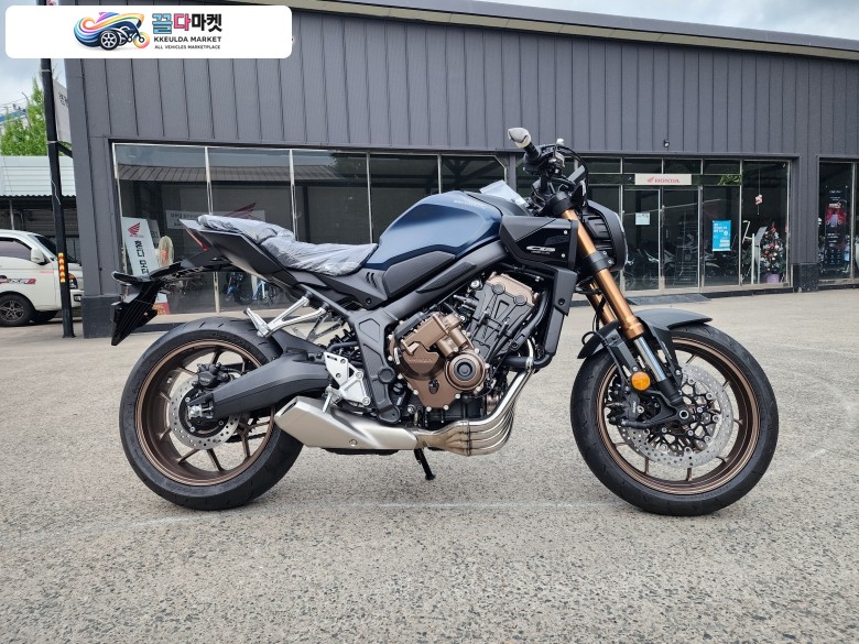 혼다 CB 650 R E 클러치 2026년식 [신차] 2026 혼다 CB650R E-Clutch 맷블루 매뉴얼의 재미와 자동의 편안함을 동시에!