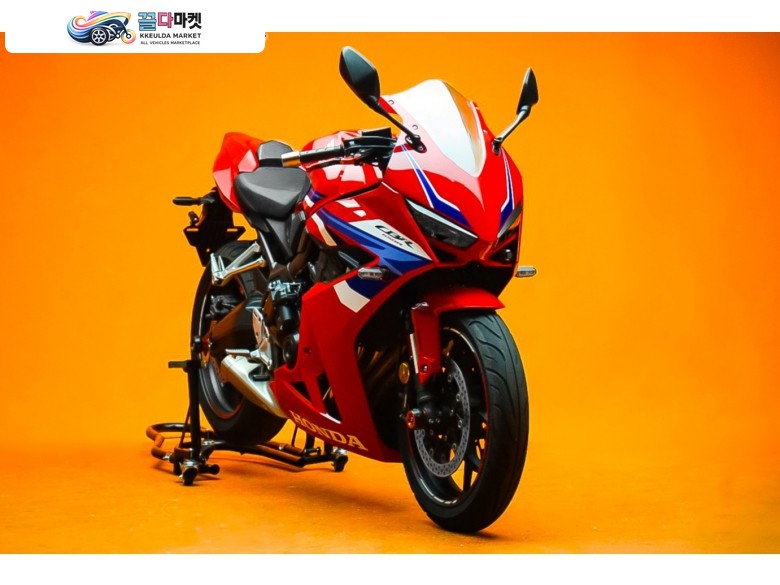 혼다 CBR 650 R E 클러치 2025년식 필수옵션 구성 되있는 신차급 차량 입니다.