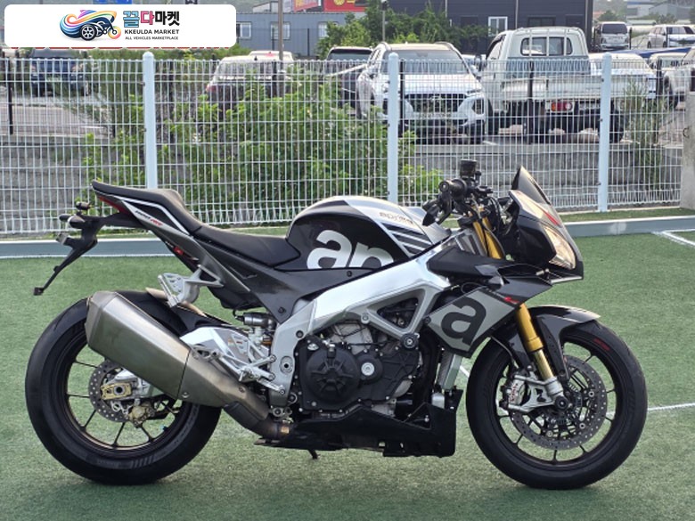 아프릴리아 투오노 1000 R 2015년식 아프릴리아 투오노 V4 팩토리 컨버전 판매합니다