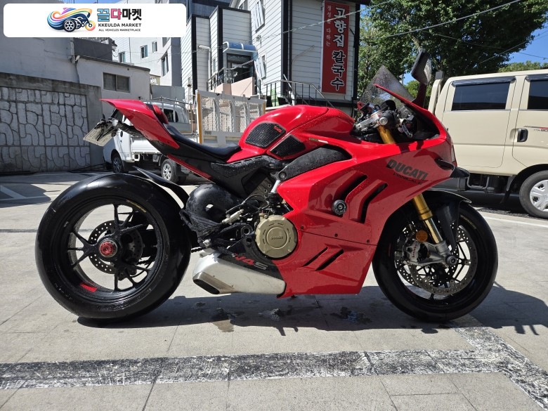 두카티 파니갈레 V4 S 2022년식 2022년식 깨끗한 파니갈래 V4S 차량입니다.