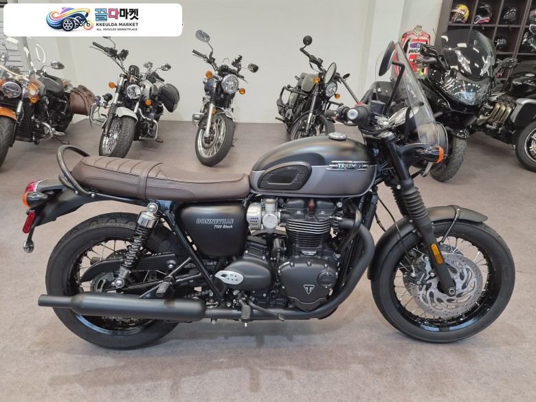 트라이엄프 본네빌 T120 블랙 2022년식 트라이엄프 본네빌 T120블랙 짧은 주행거리에 신차급 관리상태