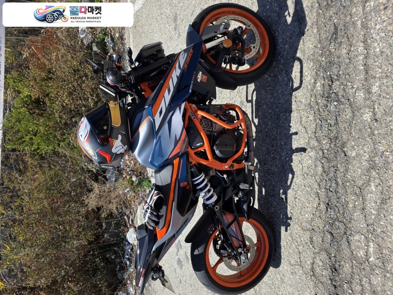KTM 390 듀크 2024년식 KTM 390 듀크!짧은키로수.24년식.