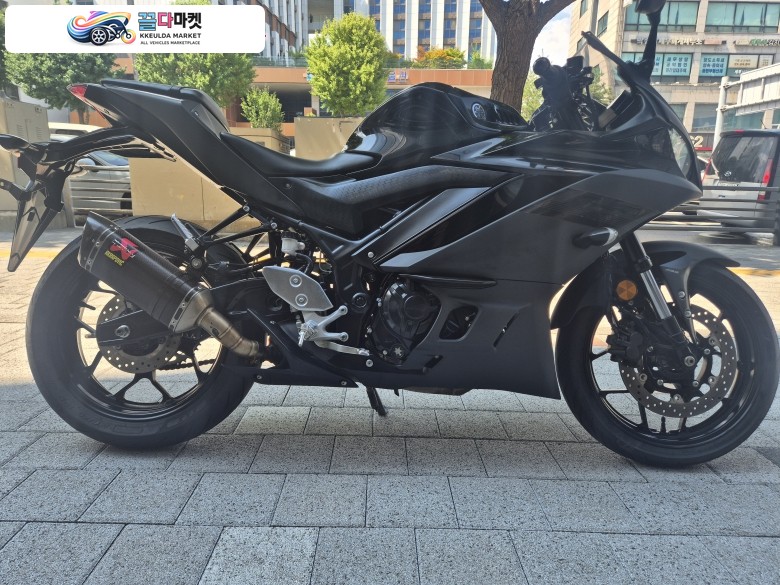 야마하 YZF R3 2020년식 깔끔한 외관상태와 년식대비 적당한 적산거리(12,863KM운행)와 아크라포빅 슬립온머플러 장착되어있는 입문용 쿼터급의 강자 2020년식 야마하 YZF-R3 블랙 컬러 판매합니다.