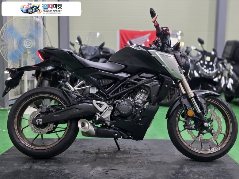 혼다 CB 125 R 2022년식 혼다CB125R 22년식 깔끔한 셋팅에2만km 최저가 판매합니다.