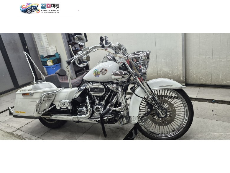 할리데이비슨 로드킹 커스텀 2018년식 풀옵션 크롬 백마펄 로드킹
