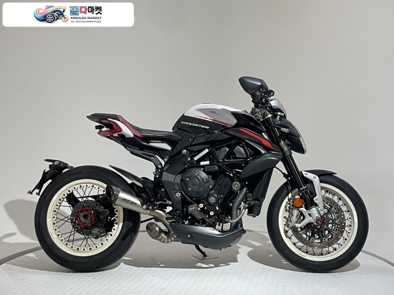 MV-아구스타 드랙스터 800 RR 2019년식 [바이크스테이션] ★가격할인★ 1600만원→1480만원 위탁판매차량 상태양호 소모품다수 미세누유/시동성/전기계통보수완료 SC머플러풀배기구변완료 순정머플러보유 그외상당수튜닝 정품키2개