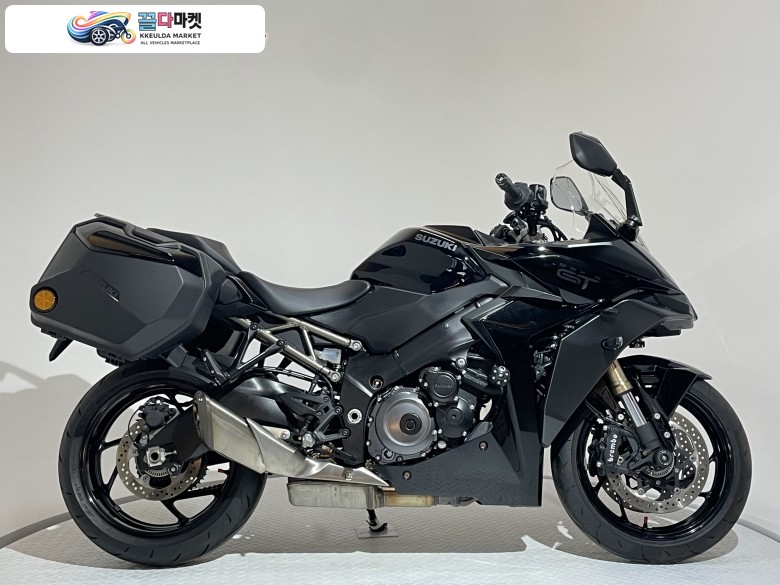 스즈끼 GSX S 1000 2023년식 [바이크스테이션] 점검완료 상태양호 1인차주 실주행거리2,400KM 소모품다수 정품키2개 PPF시공 정품사이드백 지넷2CH블랙박스 윈드스크린 R&G포크슬라이드,라디에이터가드 길레스툴링프레임슬라이더 쿼드락거치대 대구공돌밸런스 GB레이싱후크볼트