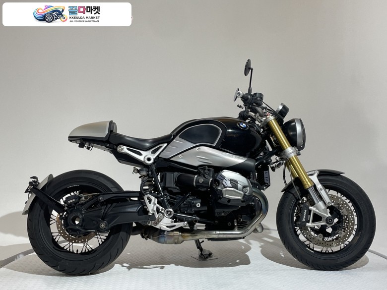 BMW R 나인 T 2018년식 [바이크스테이션] 정비예정차량 점검완료 소모품다수 1인차주 실주행거리17,880KM 소음기제거후구변완료 튜닝윙카 휀다리스 사이드암 엔진가드 라디에이터가드 저먼아이2CH블랙박스 캐노피 머드가드 USB충전기 사이드스탠드클립