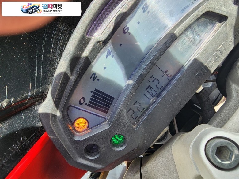 두카티 몬스터 1100 EVO 2009년식 DUCATI 몬스터 M1100S 적색 입니다