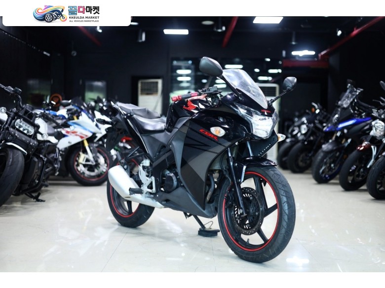혼다 CBR 125 R 2016년식 무사고 관리잘된 짧은 주행거리의 깔끔한 차량입니다.