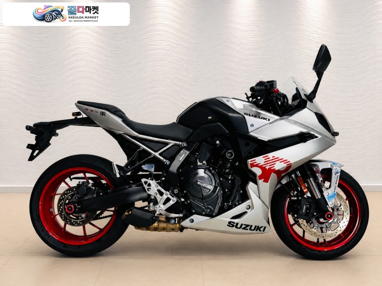 GSX 8 R