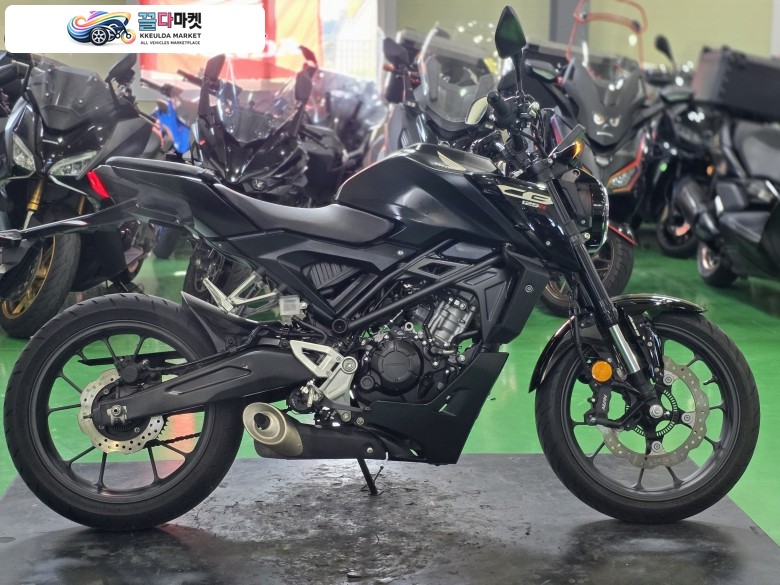 혼다 CB 125 R 2024년식 혼다CB125R 24년식 1인신조 깔끔한 셋팅 2만km 최저가 판매합니다.