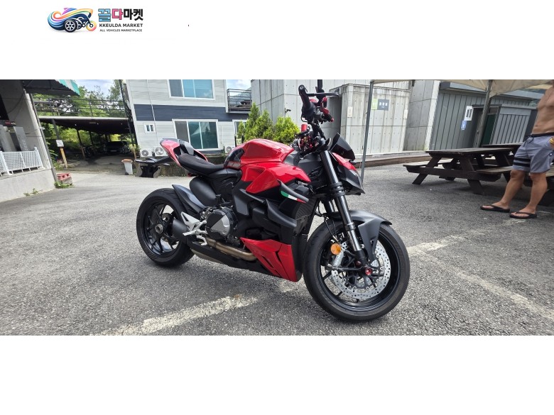 두카티 스트리트파이터 S 2022년식 두카티 스트리트파이터 v2 신차급 팝니다.