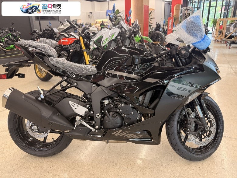 가와사키 닌자 6 R 2027년식 27년식 가와사키 닌자 ZX-6R 블랙 색상 판매합니다.