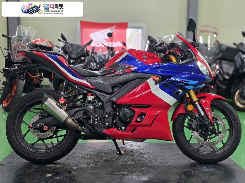 야마하 YZF R3 2019년식 야마하R3 19년식 아크라포빅 구변완료,블랙박스2채널 장착 최저가판매 합니다.