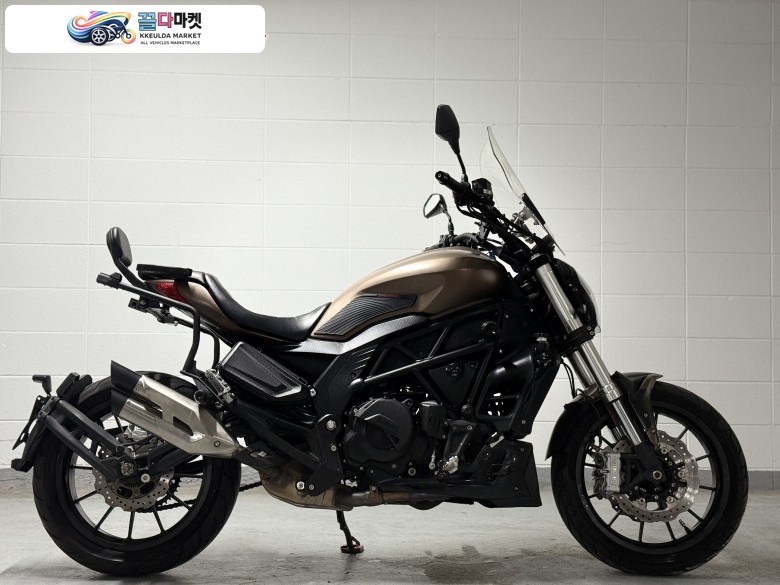 베넬리 502 C 2021년식 베넬리502c 21년식 2.2만키로 팝니다.