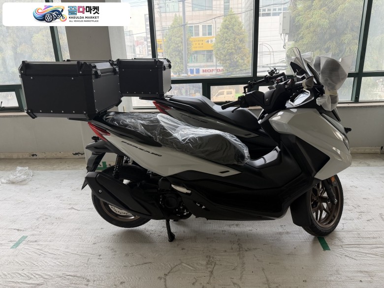 혼다 포르자 350 2026년식 혼다코리아 포르자350 화이트 색상 신차 2026년식 블랙박스 및 옵션 장착 무이자 최대 16개월 가능 / 신한 마이카 가능