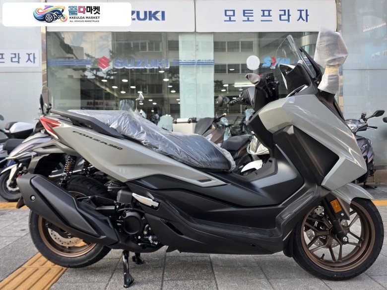 혼다 포르자 350 2027년식 [신차] 혼다 포르자350 2027년식 입고 되었습니다.