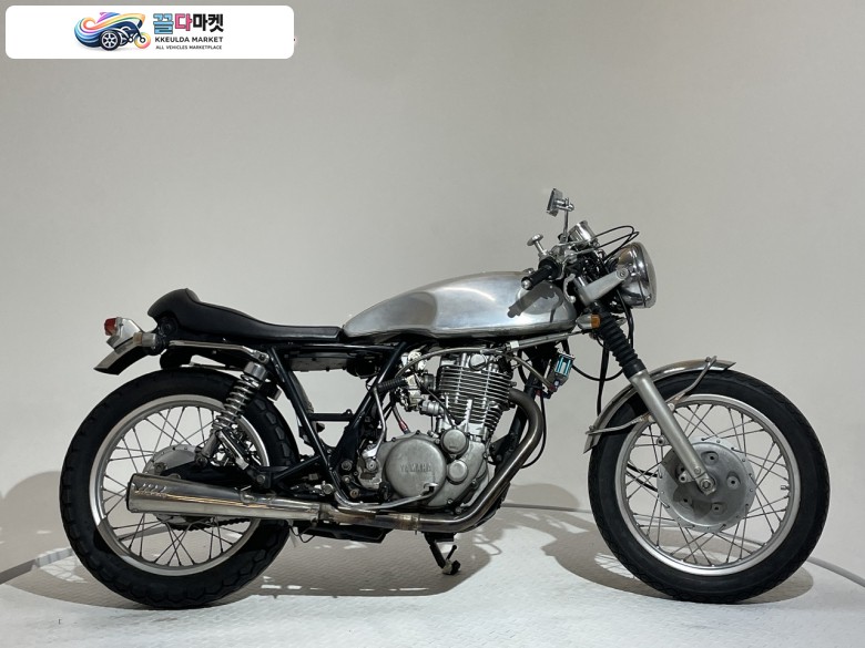 야마하 SR 400 2006년식 [바이크스테이션] 위탁판매차량 소모품다수 소장용 정서류 풀튜닝 카페레이서 슈퍼트랩머플러 빅캬브 셰퍼핸들