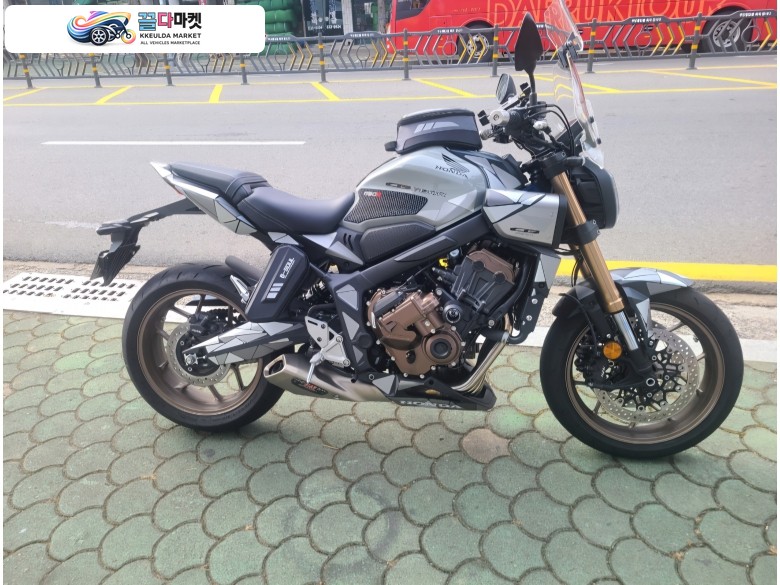 혼다 CB 650 R E 클러치 2025년식 대구 cb650r 이클러치 2431km 신차급 1120만원 팝니다 튜닝 다수.