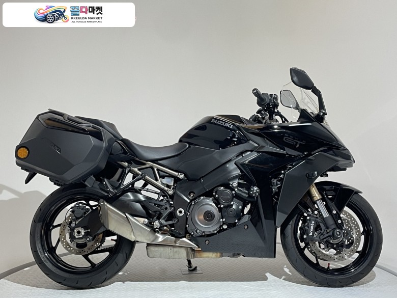 스즈끼 GSX S 1000 GT 2023년식 [바이크스테이션] ★가격할인★ 1590만원→1550만원 점검완료 상태양호 1인차주 실주행거리2,400KM 소모품다수 정품키2개 PPF시공 정품사이드백 지넷2CH블랙박스 윈드스크린 R&G포크슬라이드,라디에이터가드 길레스툴링프레임슬라이더 쿼드락거치대 대구공돌밸런스 GB레이싱후크볼트