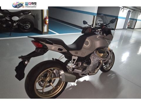 모토구찌 V100 만델로 2023년식 모토구찌 만델로 V100 판매 합니다.