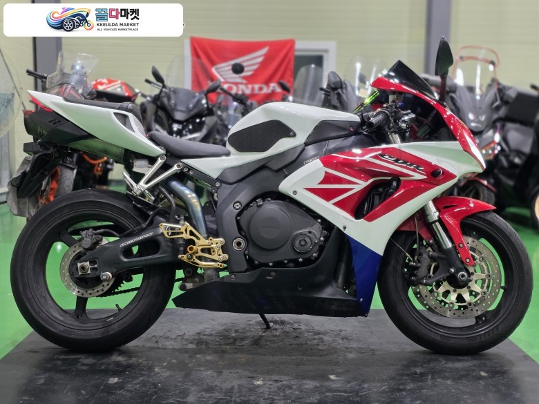 혼다 CBR 1000 RR 2006년식 혼다CBR1000RR 06년식 애로우 구조변경완료 연식대비 짧은키로수 최저가판매합니다