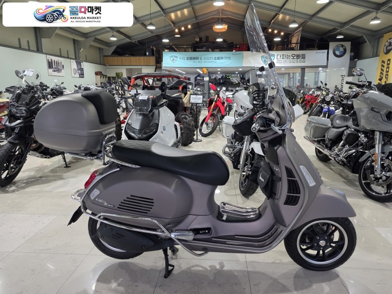베스파 GTS 300 슈퍼테크 2025년식 이쁘게 튜닝되어 있는 베스파 GTS300 슈퍼테크 입니다~