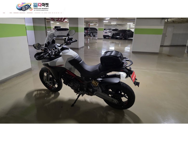 두카티 멀티스트라다 950 S 2021년식 신차급 멀티스트라다 950s 팝니다.