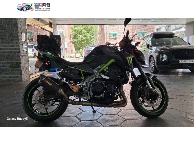 가와사키 Z 900 ABS 2017년식 가와사키 Z900 ABS(풀배기 아크라포빅 머플러/구조변경완료) 2017년 49000킬로 1. 풀배기 아크라포빅 머플러 구조변경완료(공임비 포함 290만원) 2. 피랠리 엔젤GT 프론트+리어 타이어 교체 3. 안드로이드 오토 디스플레이 카플레이어 4. 대소기어 교체 완료 5. 금장체인 교체 완료 6. 쇼바 오버홀 완료 7. 리어 카울 새상품 교체  8. 밸브 간극 조정 완료 9. 가와사키 프레임 슬라이더  10. 프론트 슬라이더 장착 11. 롱 후크볼트