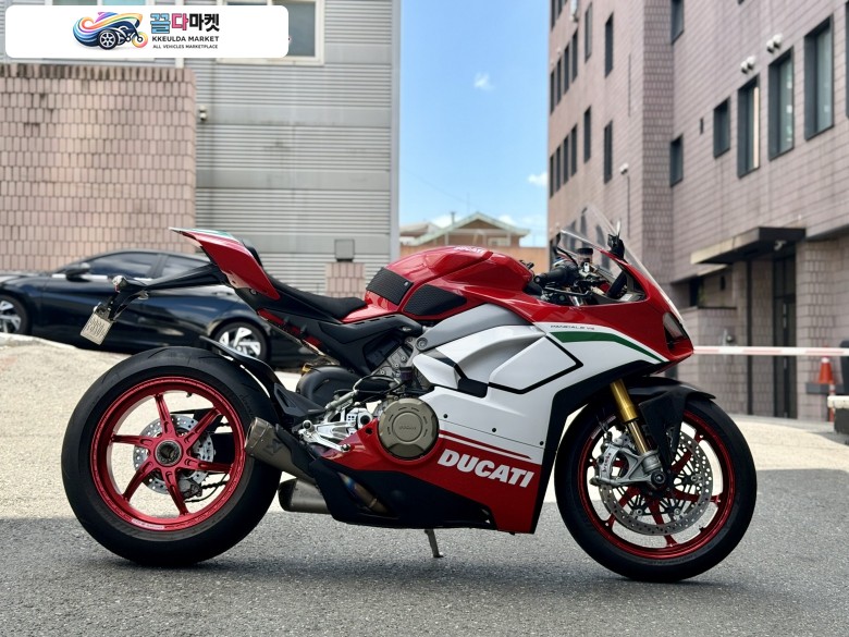 두카티 파니갈레 V4 스페치알레 2019년식 파니갈레 V4 스페치알레 한정판 아크라 풀시스템 판매합니다 전세계 1500대 한정
