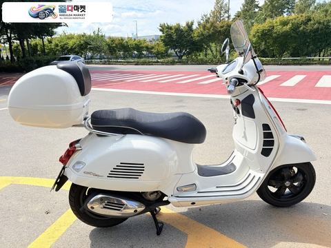 베스파 GTS 300 슈퍼스포츠 2021년식 베스파 GTS300 화이트 연식대비 깔끔 광택작업 완료