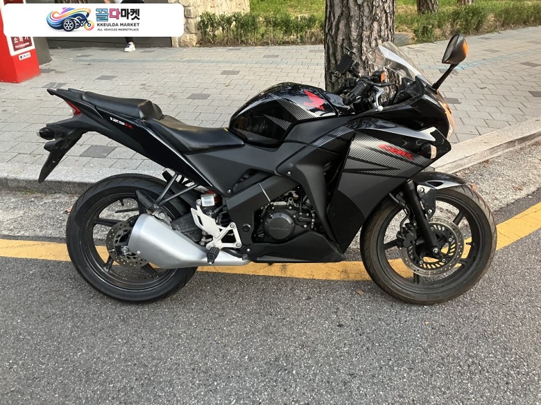 혼다 CBR 125 R 2017년식 혼다 CBR125 17년형 최상급 무꿍무슬립 판매합니다