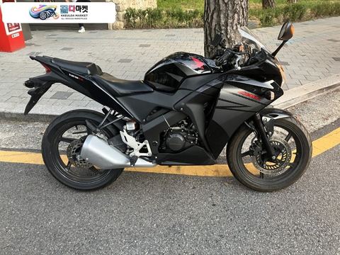 혼다 CBR 125 R 2017년식 혼다 CBR125 17년형 최상급 무꿍무슬립 판매합니다